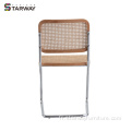 Chaise rattan avec une jambe en acier